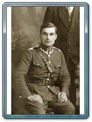 1. Podchorąży Józef Rosiński, ur. 27 sierpnia 1894 roku w Warszawie, syn Józefa i Marii z Paradowskich. W latach 1914–1917 pracował jako nauczyciel domowy, a w latach 1917–1918 nauczyciel gimnastyki w gimnazjum w Radomiu i Seminarium Nauczycielskim Ziemi Radomskiej. Jednocześnie należał do POW oraz działał w harcerstwie, prowadząc konspiracyjne szkolenie o charakterze wojskowym. W grudniu 1918 roku wstąpił do Wojska Polskiego. W początku 1919 roku jako kpr. pchor. został skierowany na Suwalszczyznę gdzie prowadził działalność dywersyjno-wywiadowczą. W sierpniu 1919 roku pełnił funkcję komendanta obwodu II – Garnizon Suwałki Dowództwa Obrony Kresów Ziemi Suwalskiej. W czasie powstania sejneńskiego dowódca samodzielnej kompanii „Giby”, która rozbroiła posterunki litewskie w Gibach, Posejnelach i Berżnikach, później brał udział w walkach w Sejnach. Później brał udział w wojnie polsko-bolszewickiej. Po demobilizacji zamieszkał w Warszawie.