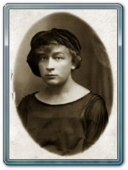 3. Aniela Puciatycka, ur. 18 września 1900 roku w Rykaciejach, córka Stefana i Wincentyny z Dogielów. W 1913 i 1914 roku uczęszczała do pensji Kazimiery Żulińskiej w Suwałkach. Po wybuchu I wojny światowej znalazła się w Rosji. Uczęszczała do gimnazjum w Borujsku, a w 1917 roku wstąpiła do VII klasy, 8-klasowej Szkoły Żeńskiej Anny Jastrzębskiej, którą ukończyła w maju 1918 roku. Od 1913 do 1921 roku pracowała w harcerstwie. W 1917 roku wstąpiła do POW, kontynuując działalność po powrocie do Suwałk. Posługiwała się pseudonimem „Ada”. Znając stosunki i język litewski pracowała jako kurierka-wywiadowczyni pod rozkazami por. Wacława Zawadzkiego „Rózgi” na obszarze obejmującym Kalwarię, Sejny, Giby, Berżniki. W czasie powstania sejneńskiego i ataku na Sejny 23 sierpnia 1919 roku wraz z Janiną Kasperowiczówną idąc w szpicy na czele oddziałów powstańczych została zatrzymana przez żołnierzy litewskich i dostała się do niewoli, z której zbiegła, a następnie brała udział w walkach. W 1920 roku, w czasie ofensywy bolszewickiej pracowała jako sanitariuszka w punktach sanitarnych pod Radzyminem i Warszawą. Po skończeniu studiów w 1925 roku rozpoczęła pracę w żeńskim szkolnictwie rolniczym. W grudniu 1928 roku została kierowniczką Publicznej Szkoły Przysposobienia Gospodyń Wiejskich w Kukowie koło Suwałk. Po II wojnie światowej mieszkała w Katowicach. Była odznaczona Krzyżem Walecznych, Krzyżem POW i Srebrnym Krzyżem Zasługi. Zmarła 27 stycznia 1979 roku w Suwałkach.