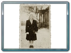 Zofia Miszkiel z domu Statkiewicz (ubrana w futerko przysłane od rodziny ze Stanów Zjednoczonych, które sprzedała i za uzyskane pieniądze kupiła jednoizbowy domek).